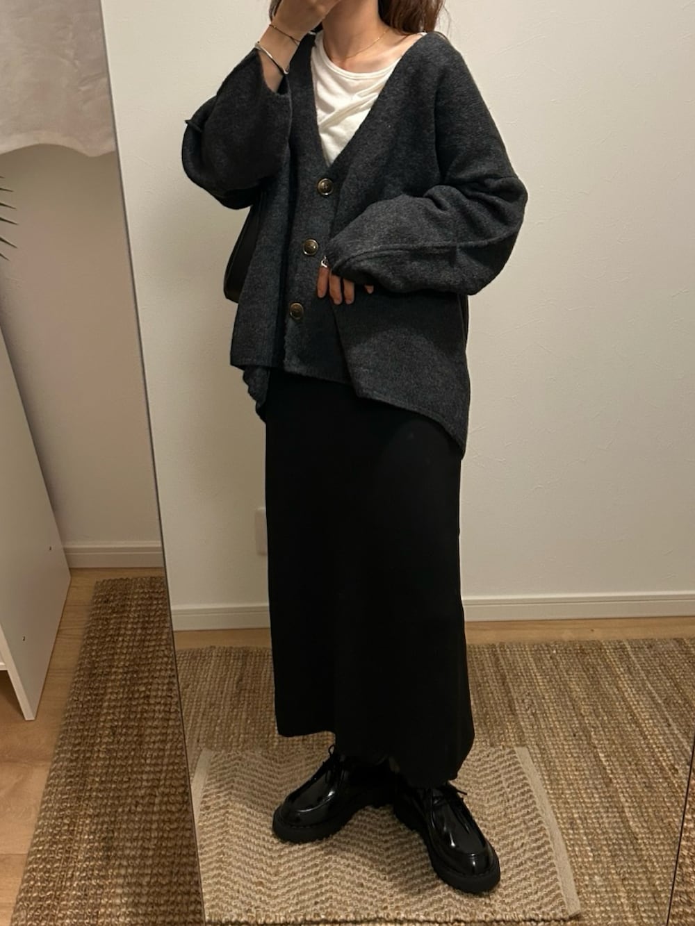 グレー系のカーディガン/ボレロを着用したレディースの秋コーディネートの2枚目の写真