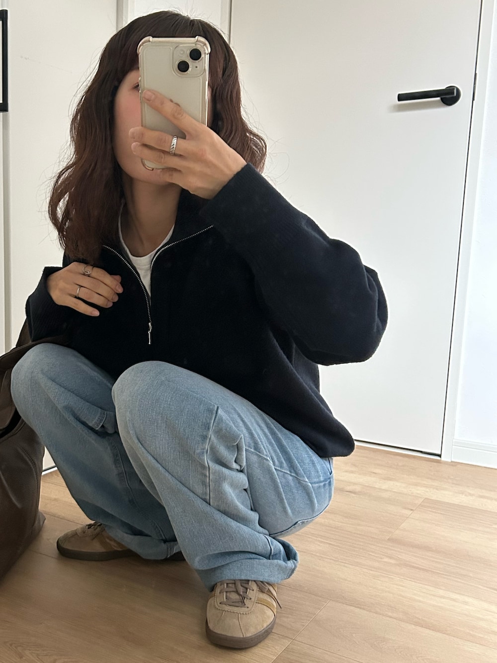 ブルー系のニット/セーター、ブルー系のデニムパンツ、ベージュ系のスニーカーを着用したレディースの冬コーディネートの3枚目の写真