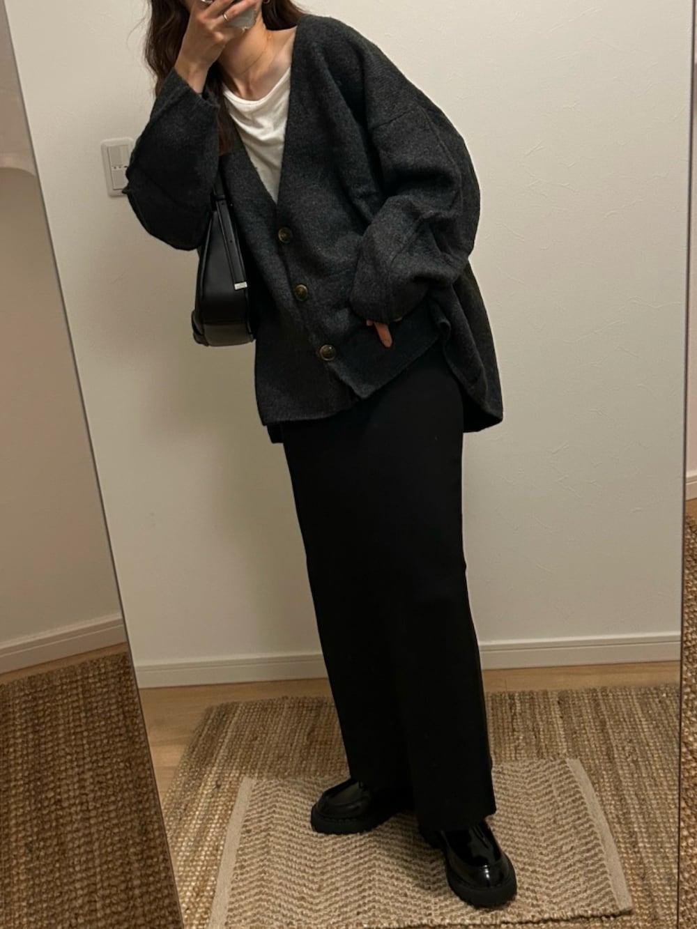 グレー系のカーディガン/ボレロを着用したレディースの秋コーディネートの4枚目の写真