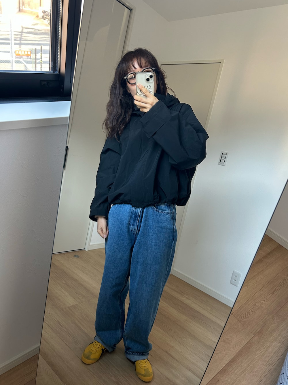 「ラフコーデ、スニーカー、スニーカーコーデ、デニム」｜「UNIQLOのアイテム（ブルゾン、ブラック系）」を使った、maaさん（レディース・158cm）の冬コーディネートの2枚目の写真