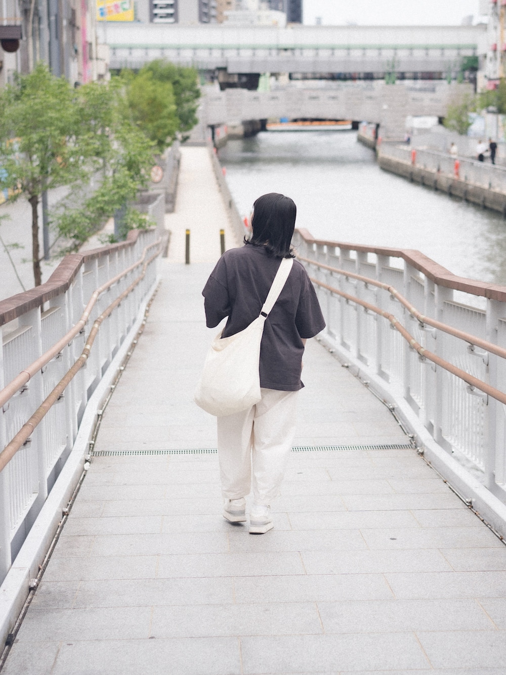 「シンプルカジュアル、夏服コーデ、パンツコーデ、おしゃれさんと繋がりたい、夏、夏だ！Tシャツ着よう！、低身長女子、ルーボン、RUUBON、オーバーサイズ、ワイドパンツ」｜「RUUBONの【RUUBON】rustic basic big Tee / ラスティック ベーシック ビッグ Tシャツ（Tシャツ/カットソー、グレー系）」を使った、moeさん（骨格ウェーブ・レディース・152cm）の夏コーディネートの2枚目の写真