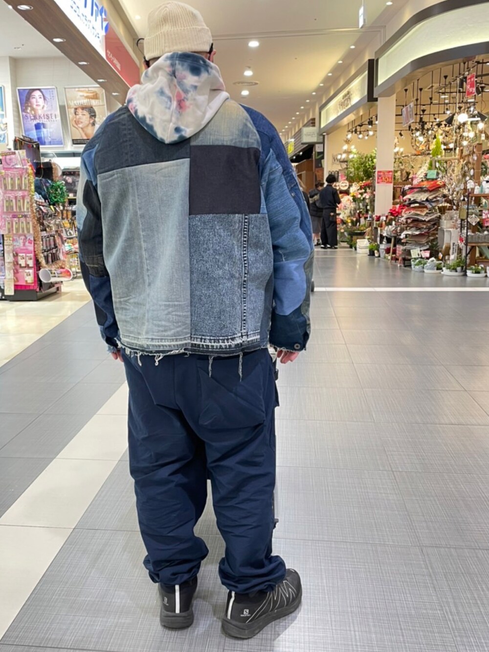 「デニムジャケット、BEAVER、休日スタイル、MANASTASH、カジュアルコーデ、and wander、CAL O LINE、CoteMer、デブでもオシャレしたい、COBMASTER(コブマスター)、紅葉」｜「CAL O LINEのCAL O LINE - INNOVATIVE/キャルオーライン - イノヴェイティブ　SMILE SWEAT PARKA スマイルスウェットパーカー（パーカー、その他）」を使った、ウェザーさん（メンズ・166cm）の秋コーディネートの2枚目の写真
