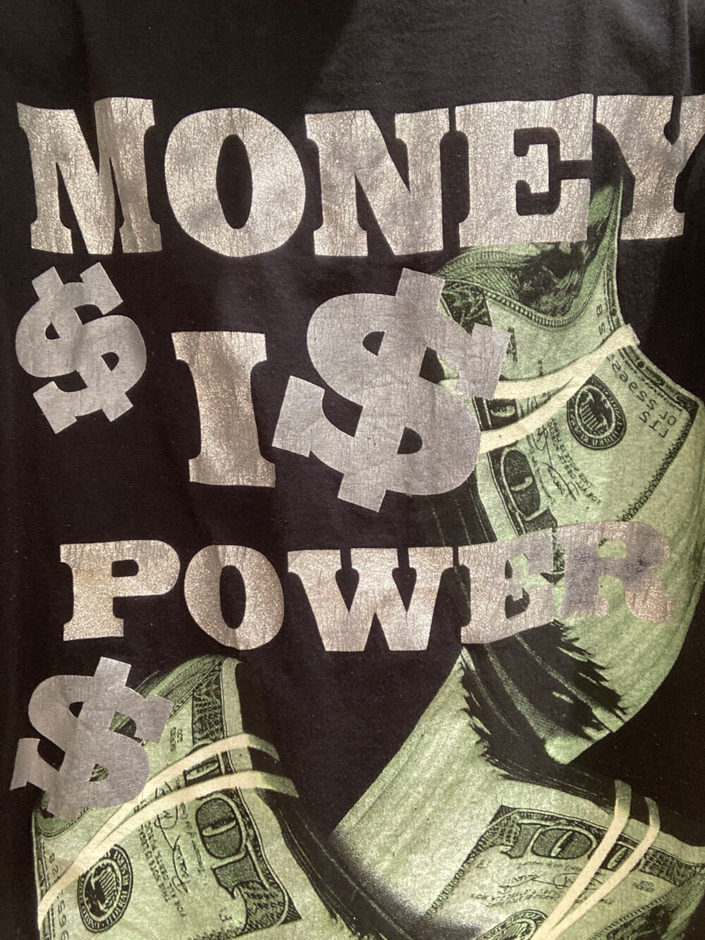 シルバー系のスニーカー、ブラック系のその他パンツ、ベージュ系のテーラードジャケットを着用したメンズの春コーディネートの2枚目の写真