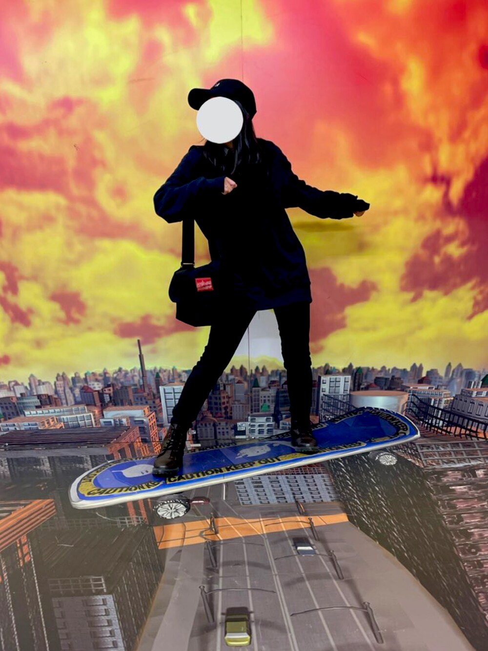 ブルー系のパーカー、ブラック系のパンツ、ブラウン系のブーツを着用したレディースの夏コーディネートの2枚目の写真