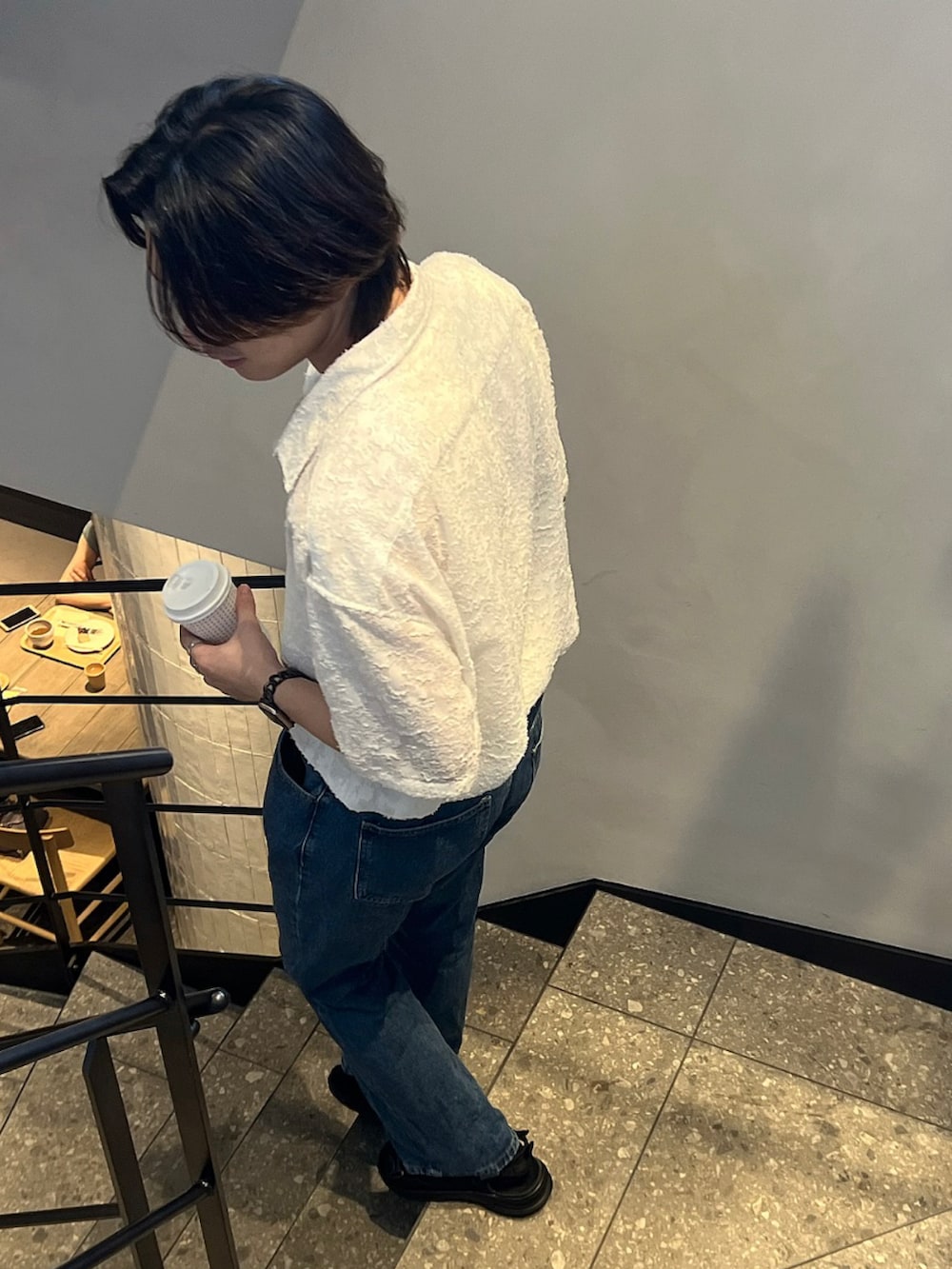 「カジュアル、スラックス、ootd、おしゃれさんと繋がりたい、夏、韓国ファッション、夏コーデ、大人カジュアル、休日コーデ」｜「Ressacaのデザインシーム切替 フレアブーツカットウォッシュデニムパンツ（デニムパンツ、ブルー系）」を使った、tomacruiseさん（メンズ・183cm）の秋コーディネートの2枚目の写真