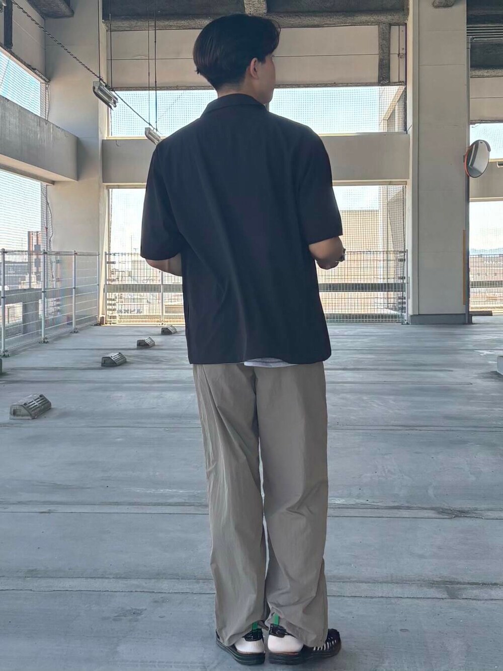 グレー系のシャツ/ブラウス、ブルー系のTシャツ/カットソー、ベージュ系のその他パンツを着用したメンズの夏コーディネートの3枚目の写真