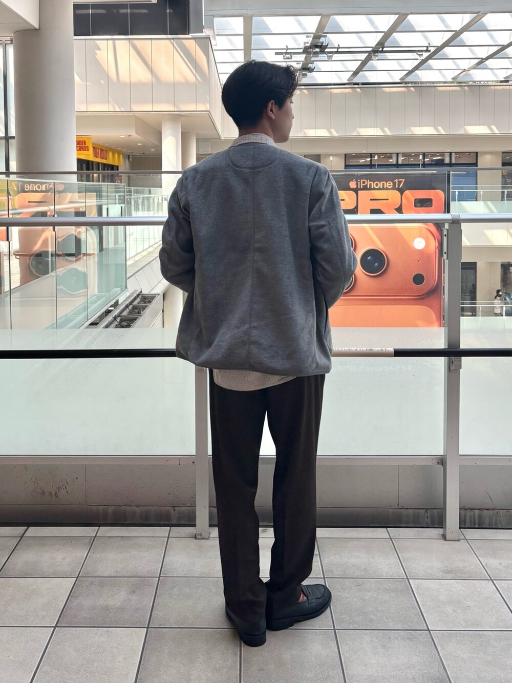 ブラウン系のその他パンツ、ホワイト系のシャツ/ブラウス、グレー系のノーカラージャケットを着用したメンズの秋コーディネートの3枚目の写真