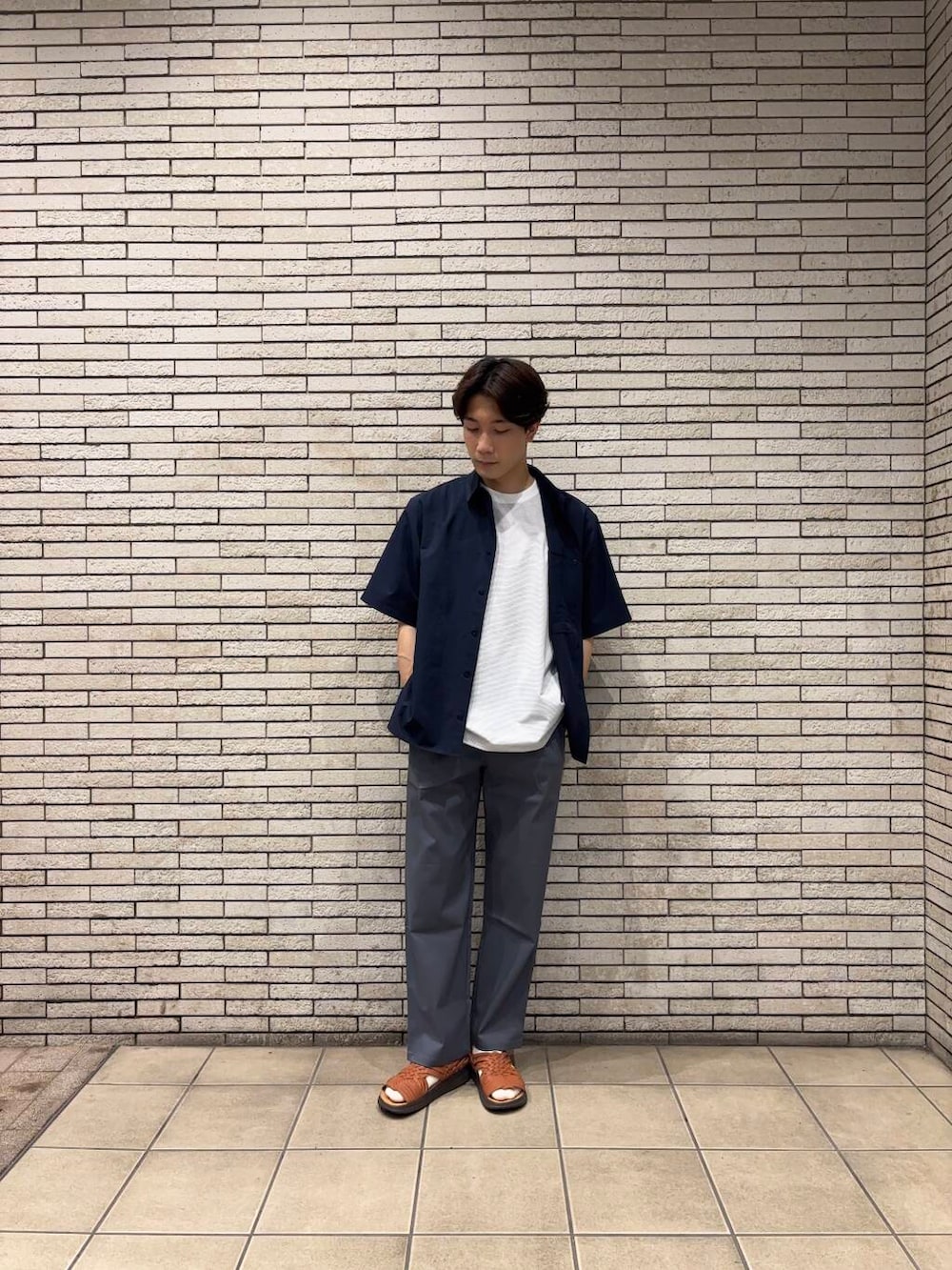 「機能性素材、夏カラーコーデ」｜「URBAN RESEARCH DOORSの『Sサイズ/WEB限定』『吸水速乾/接触冷感/イージーケア』クイックドライ ショートスリーブTシャツ（Tシャツ/カットソー、ホワイト系）」を使った、ゆうすけさん（メンズ・180cm）の夏コーディネートの2枚目の写真