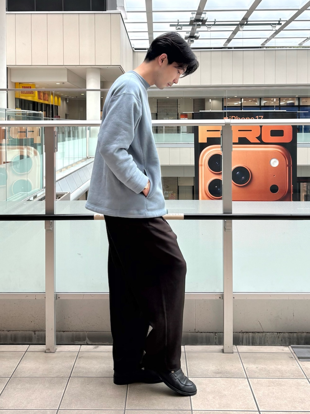 ブルー系のスウェット、ブラウン系のその他パンツを着用したメンズの秋コーディネートの3枚目の写真