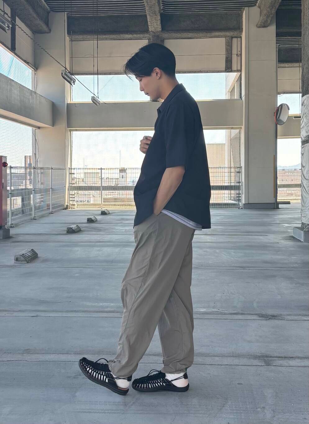 グレー系のシャツ/ブラウス、ブルー系のTシャツ/カットソー、ベージュ系のその他パンツを着用したメンズの夏コーディネートの2枚目の写真