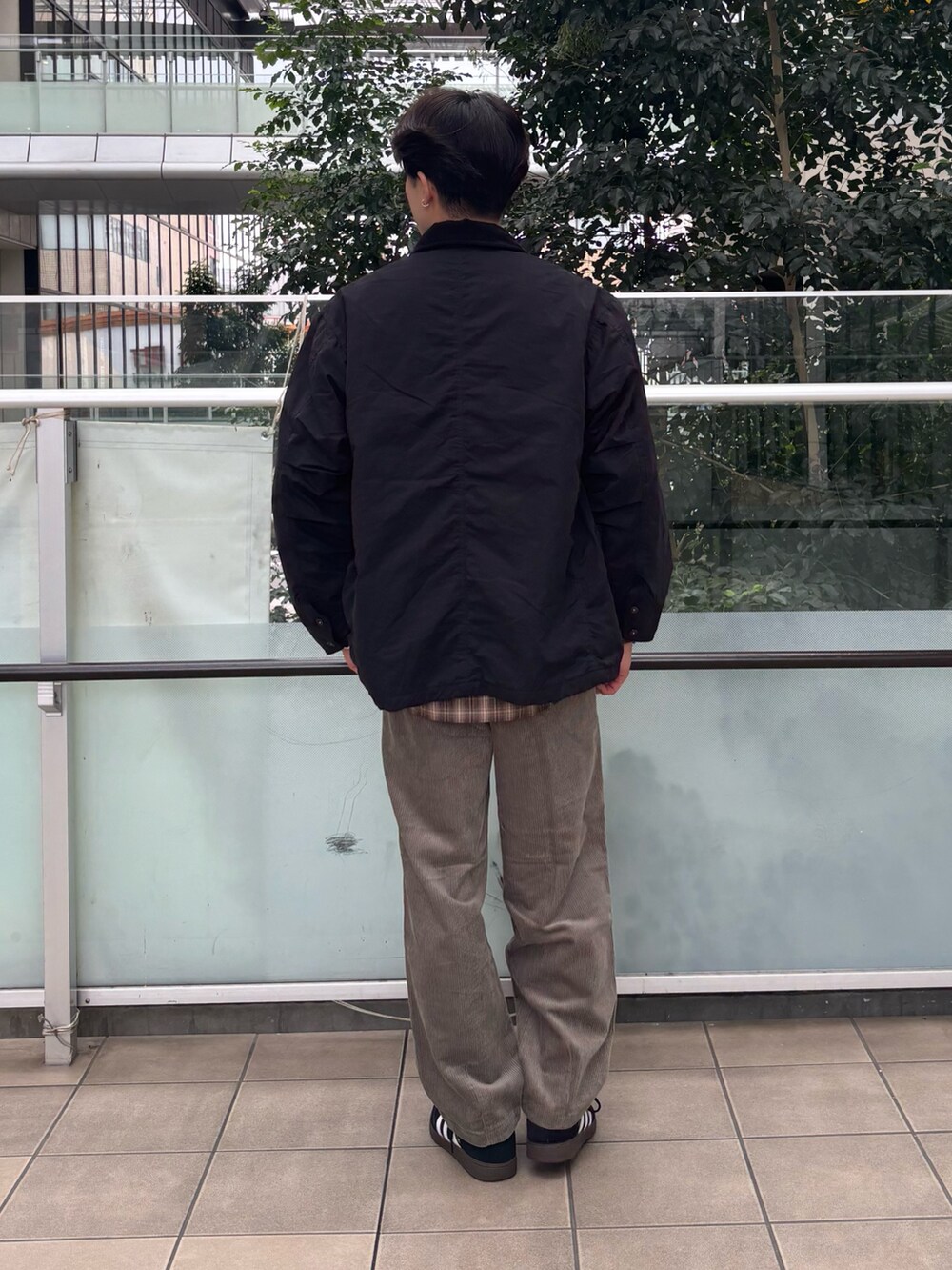 ブラック系のカバーオール、その他のシャツ/ブラウス、ブラウン系のその他パンツを着用したメンズの秋コーディネートの3枚目の写真