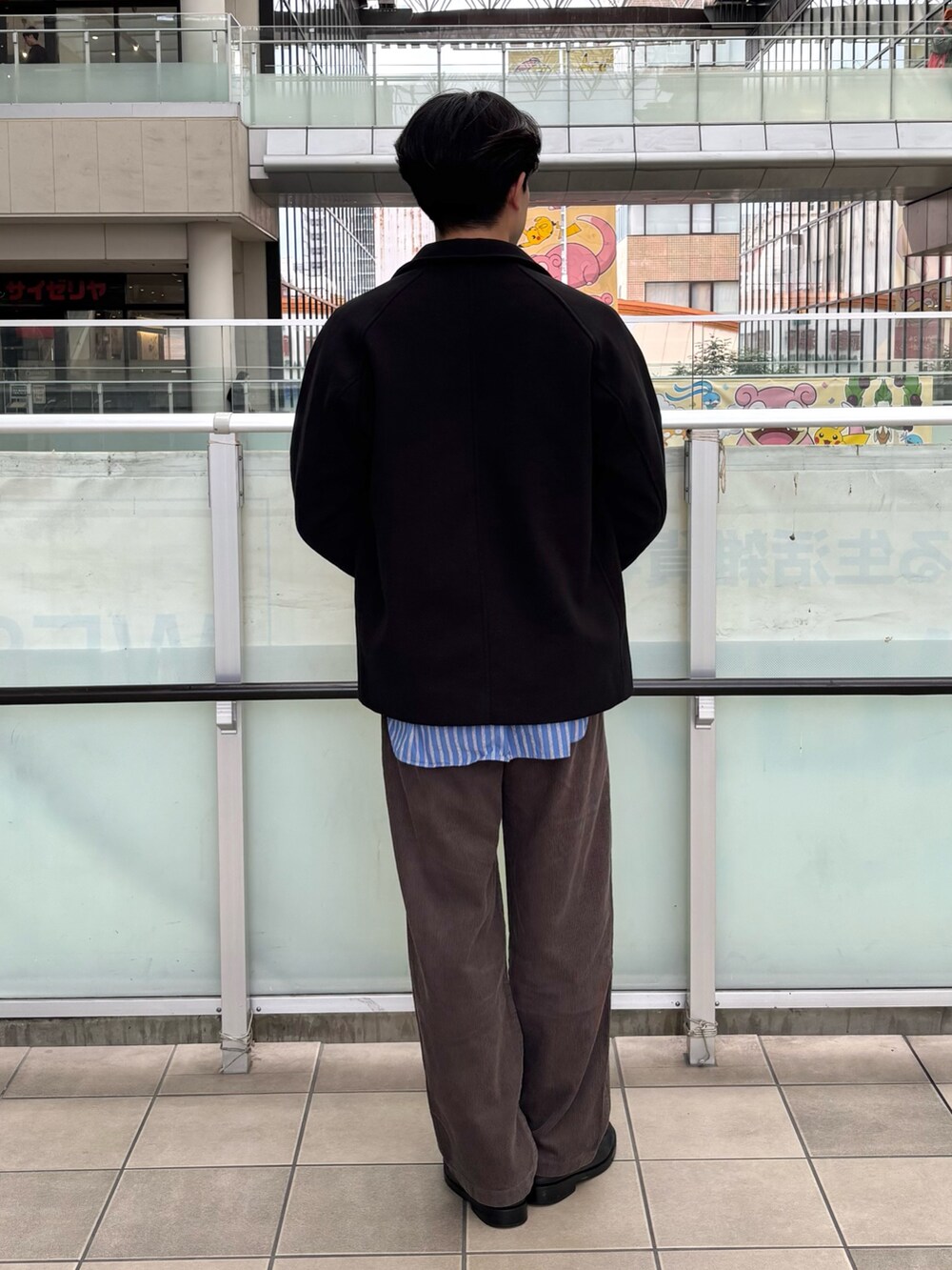 ブラック系のその他アウター、グリーン系のニット/セーター、ブラウン系のその他パンツを着用したメンズの秋コーディネートの3枚目の写真