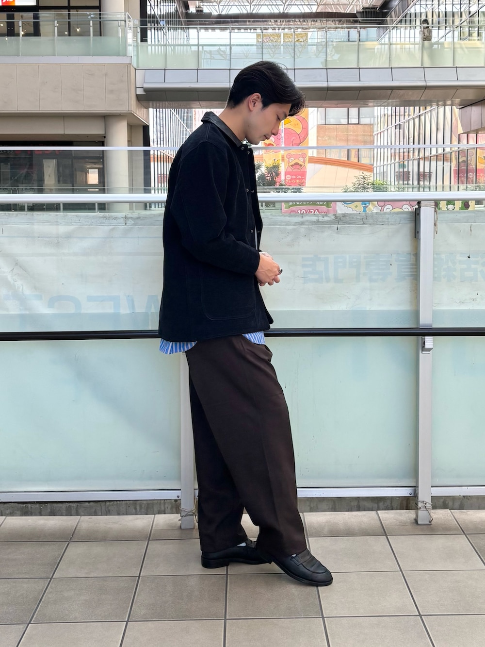 ブルー系のその他アウター、ブルー系のスウェット、ブラウン系のその他パンツを着用したメンズの秋コーディネートの3枚目の写真