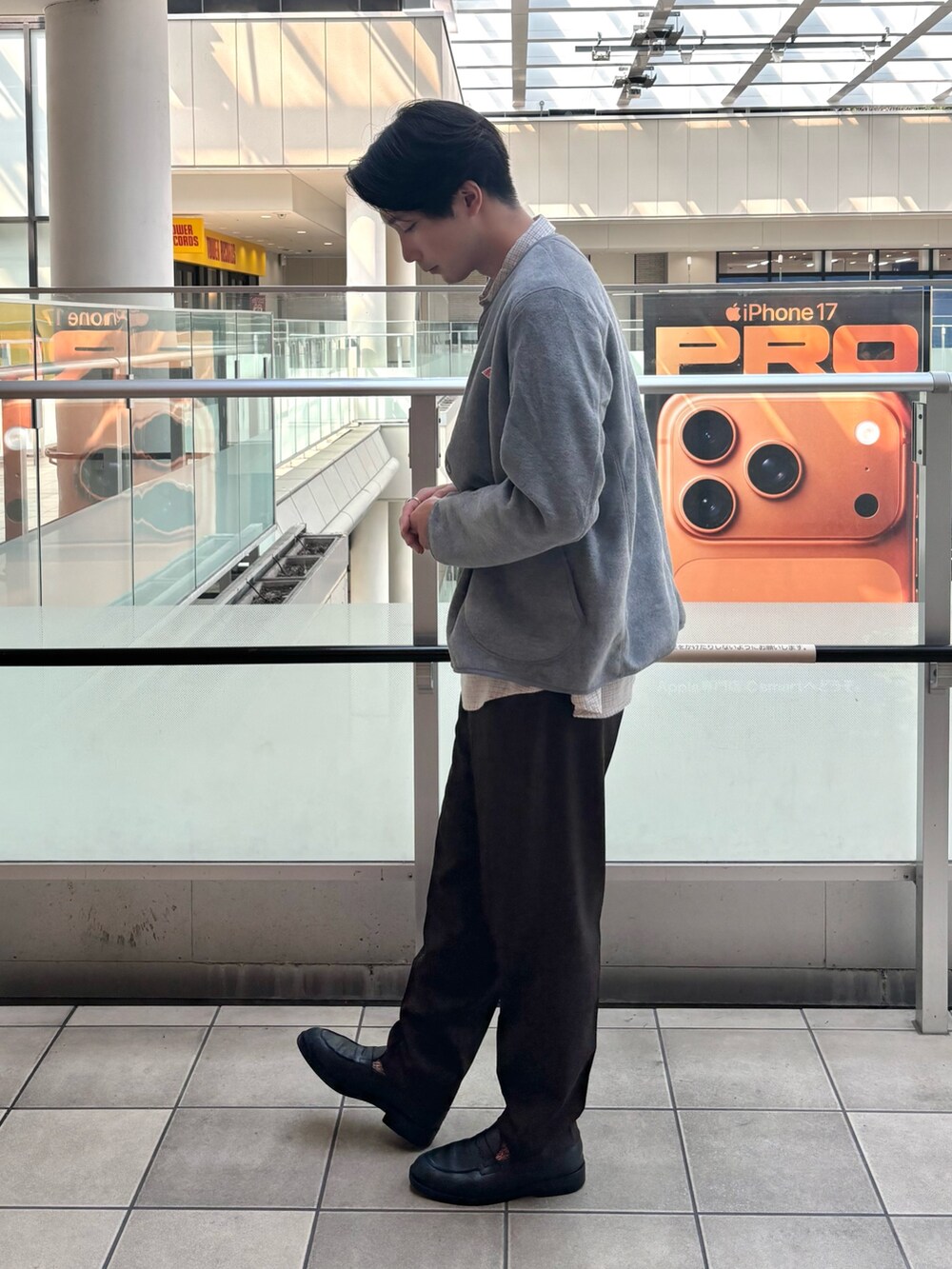 ブラウン系のその他パンツ、ホワイト系のシャツ/ブラウス、グレー系のノーカラージャケットを着用したメンズの秋コーディネートの2枚目の写真