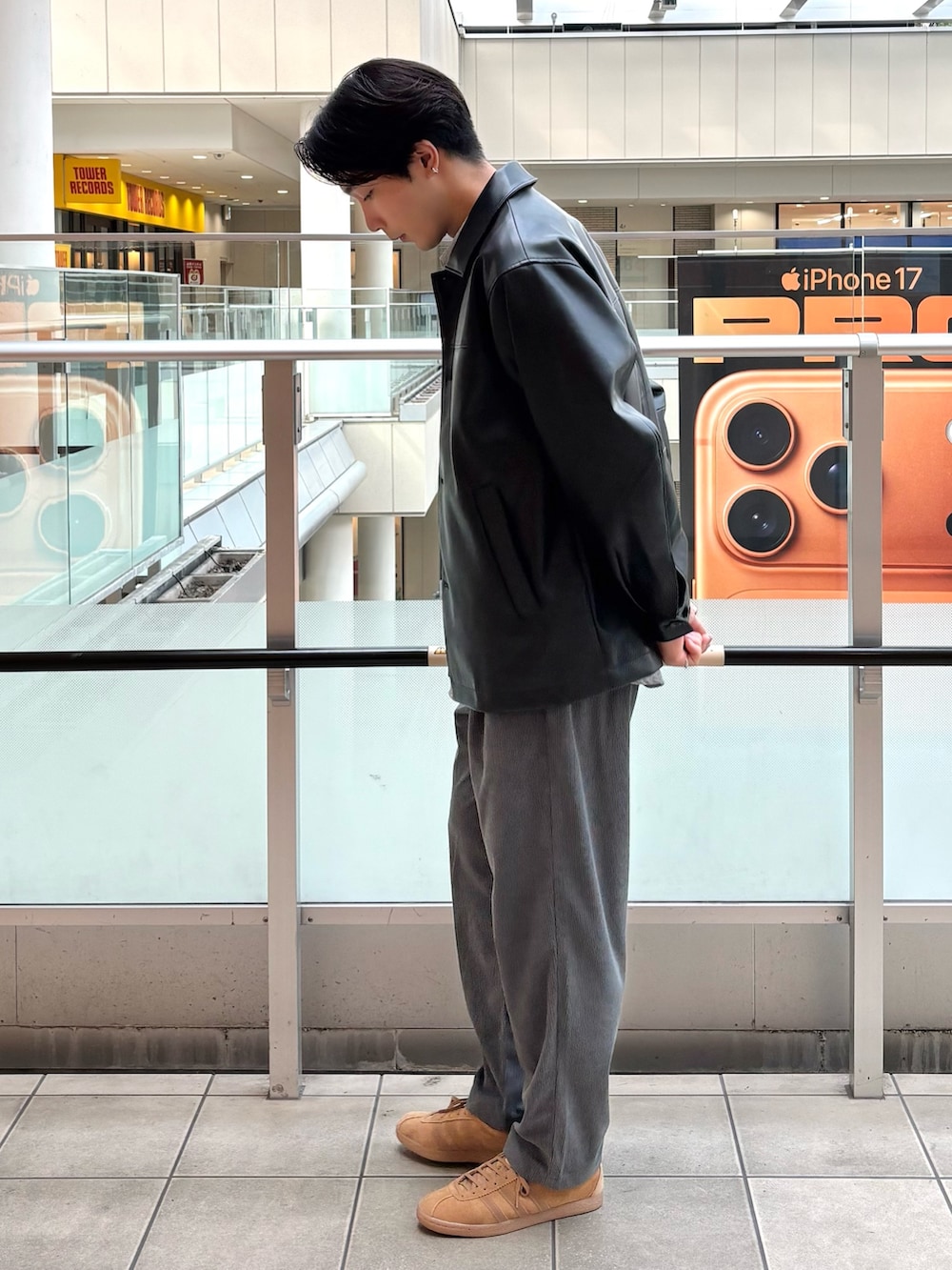 ブラック系のライダースジャケット、グレー系のシャツ/ブラウス、グレー系のその他パンツを着用したメンズの秋コーディネートの3枚目の写真