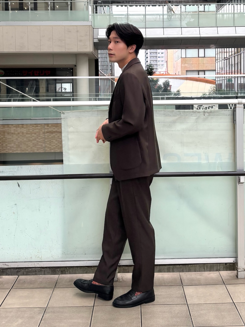 ブラウン系のその他アウター、ブラウン系のスーツパンツ、ホワイト系のシャツ/ブラウスを着用したメンズの秋コーディネートの2枚目の写真