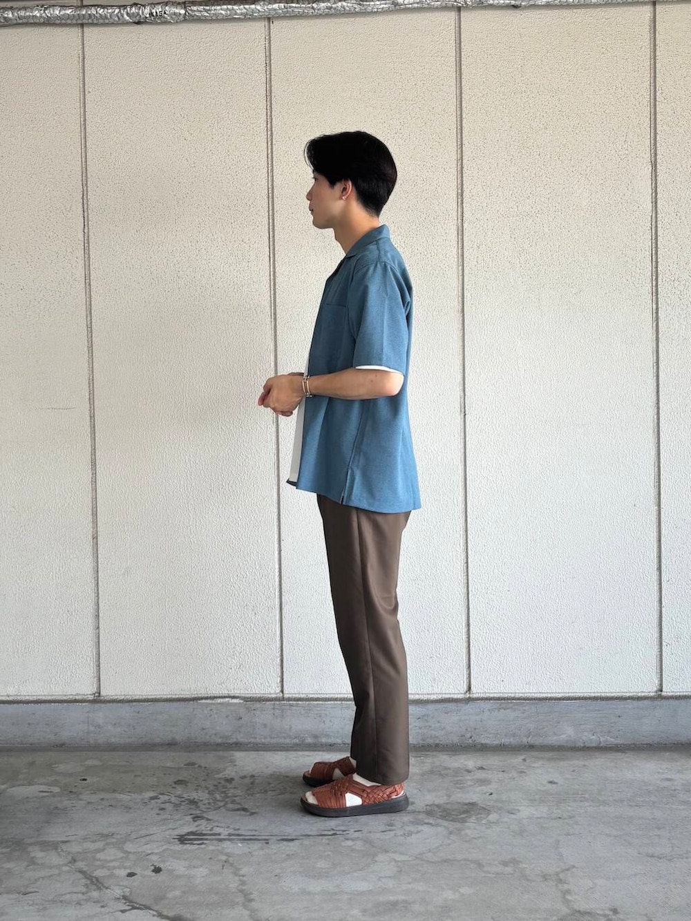 「シャツスタイル、夏アウター、キレイめコーデ」｜「URBAN RESEARCH DOORSの『Sサイズ/WEB限定』『吸水速乾/接触冷感/イージーケア』クイックドライ ショートスリーブTシャツ（Tシャツ/カットソー、ホワイト系）」を使った、ゆうすけさん（メンズ・180cm）の夏コーディネートの3枚目の写真