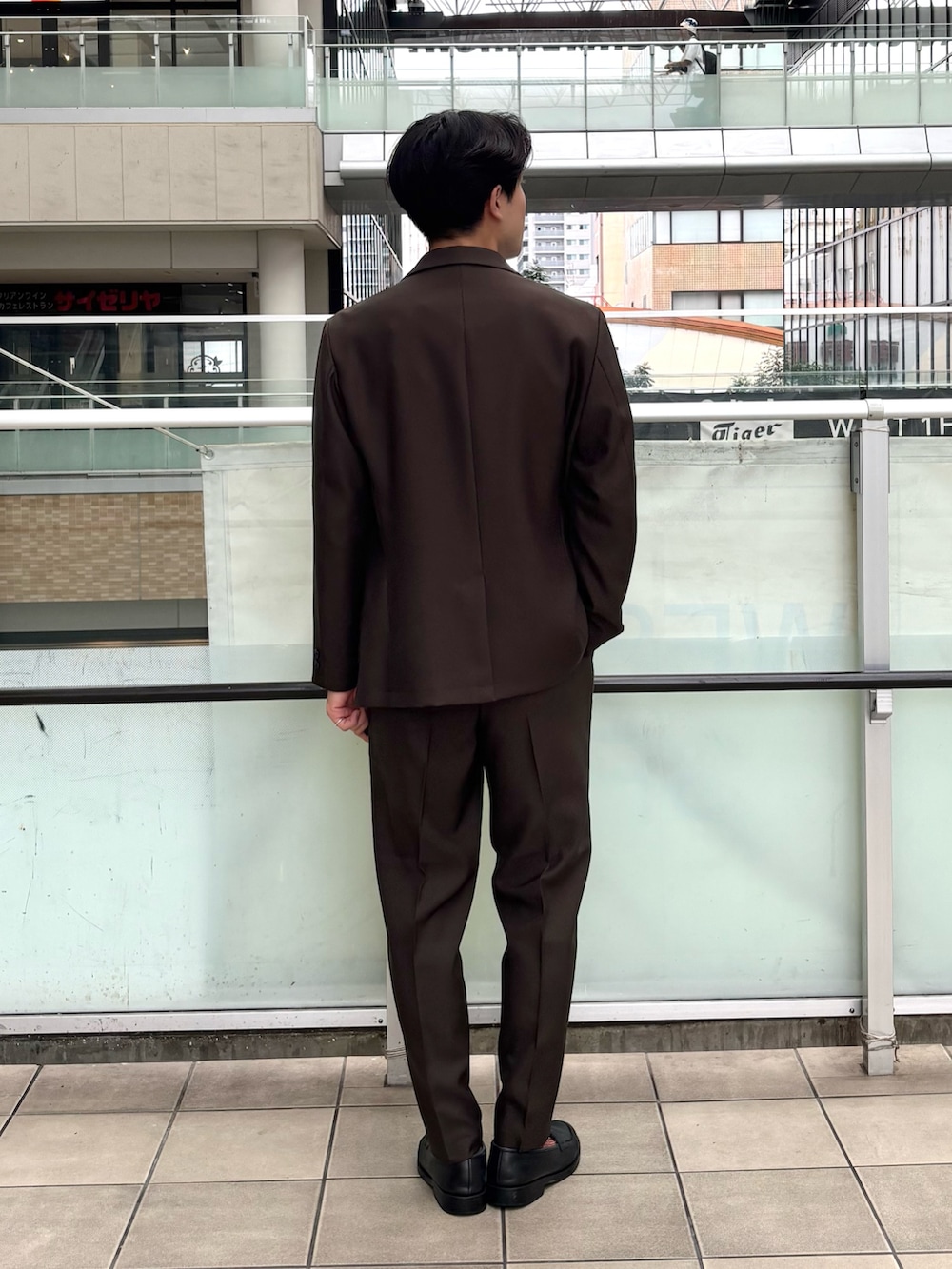 ブラウン系のその他アウター、ブラウン系のスーツパンツ、ホワイト系のシャツ/ブラウスを着用したメンズの秋コーディネートの3枚目の写真