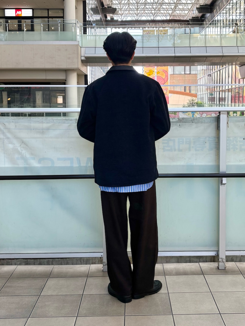 ブルー系のその他アウター、ブルー系のスウェット、ブラウン系のその他パンツを着用したメンズの秋コーディネートの2枚目の写真