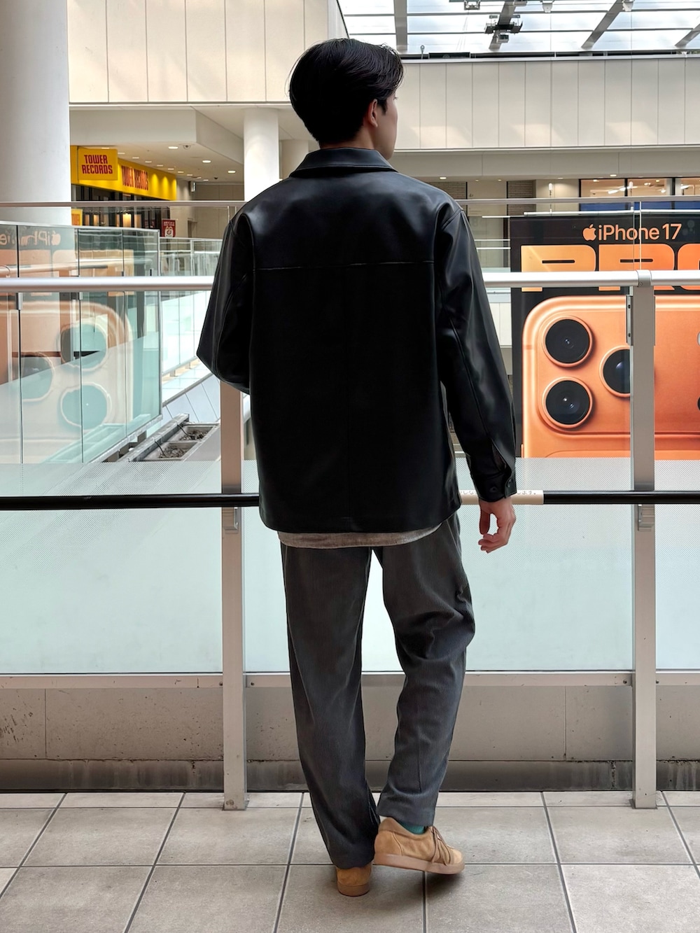 ブラック系のライダースジャケット、グレー系のシャツ/ブラウス、グレー系のその他パンツを着用したメンズの秋コーディネートの2枚目の写真