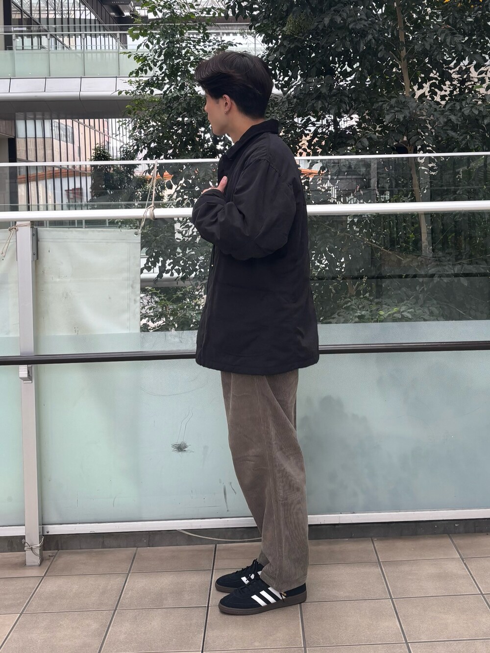 ブラック系のカバーオール、その他のシャツ/ブラウス、ブラウン系のその他パンツを着用したメンズの秋コーディネートの2枚目の写真