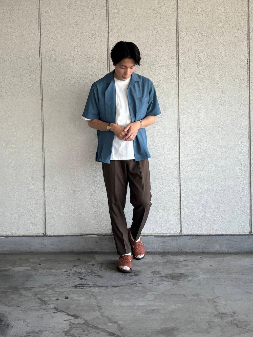 「シャツスタイル、夏アウター、キレイめコーデ」｜「URBAN RESEARCH DOORSの『Sサイズ/WEB限定』『吸水速乾/接触冷感/イージーケア』クイックドライ ショートスリーブTシャツ（Tシャツ/カットソー、ホワイト系）」を使った、ゆうすけさん（メンズ・180cm）の夏コーディネートの2枚目の写真