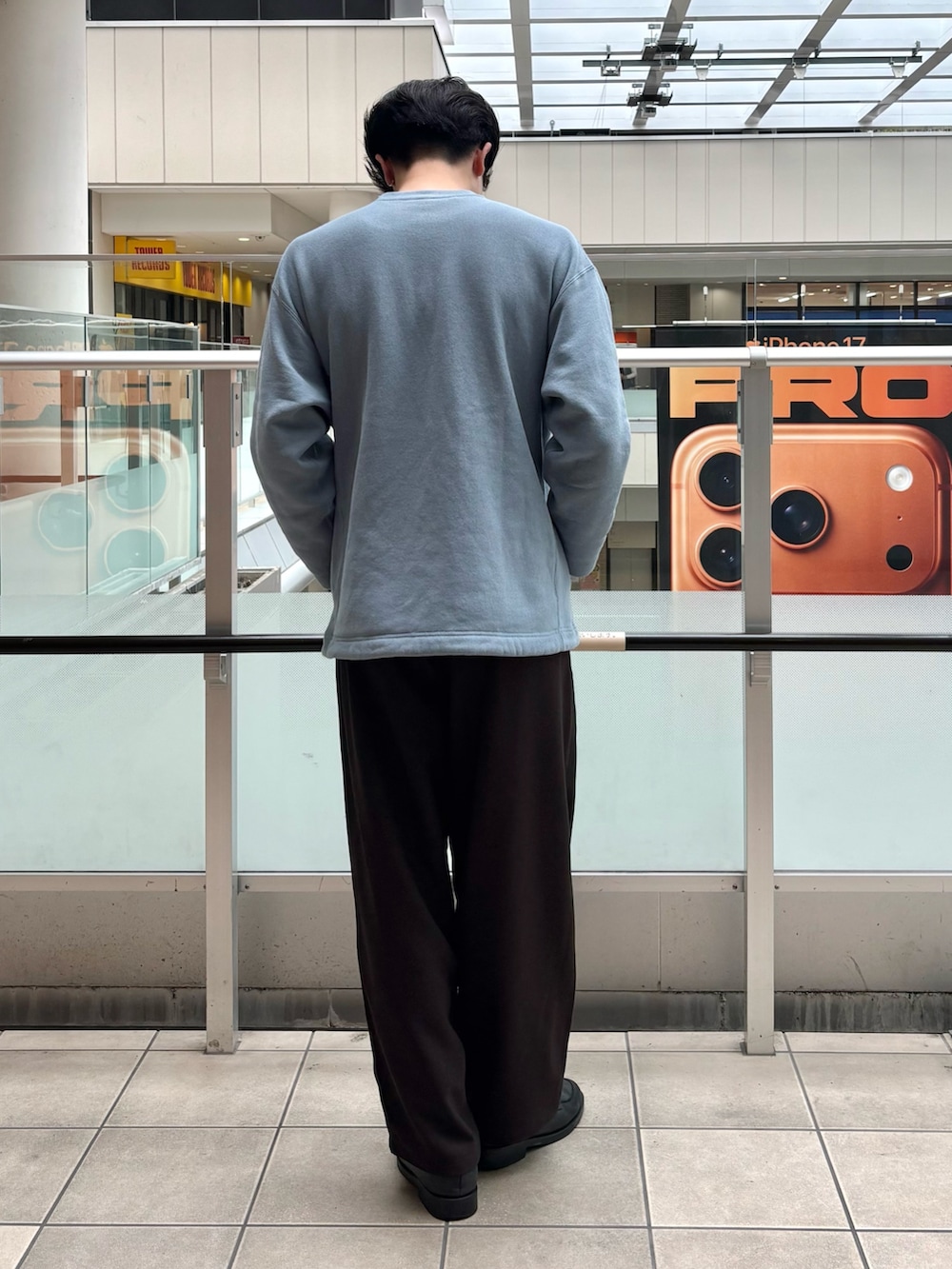 ブルー系のスウェット、ブラウン系のその他パンツを着用したメンズの秋コーディネートの2枚目の写真