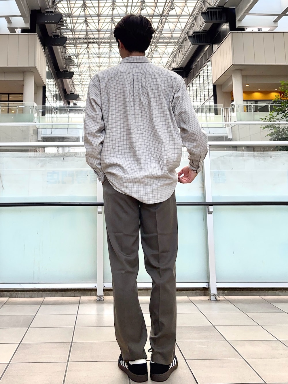 ホワイト系のシャツ/ブラウス、ブラウン系のその他パンツ、ブラック系のスニーカーを着用したメンズの秋コーディネートの3枚目の写真