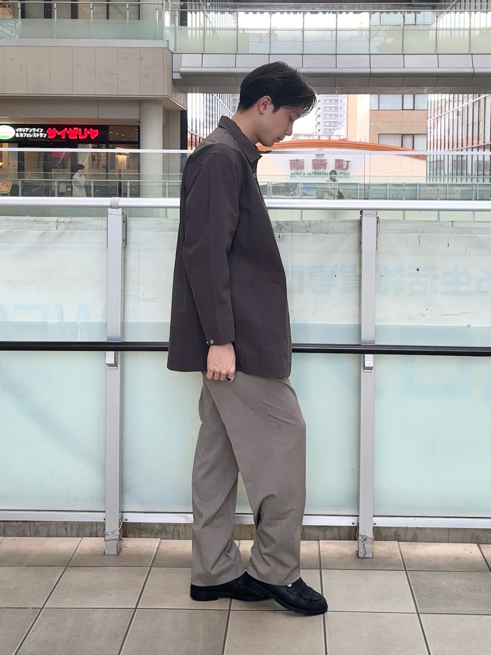 グレー系のカバーオール、グリーン系のニット/セーター、ベージュ系のその他パンツを着用したメンズの春コーディネートの2枚目の写真