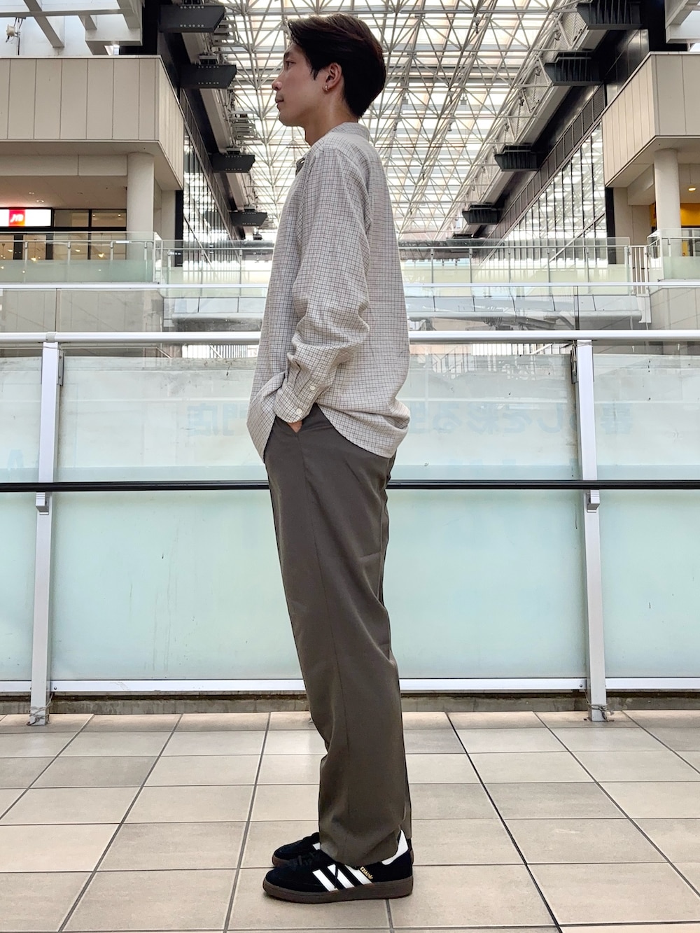 ホワイト系のシャツ/ブラウス、ブラウン系のその他パンツ、ブラック系のスニーカーを着用したメンズの秋コーディネートの2枚目の写真