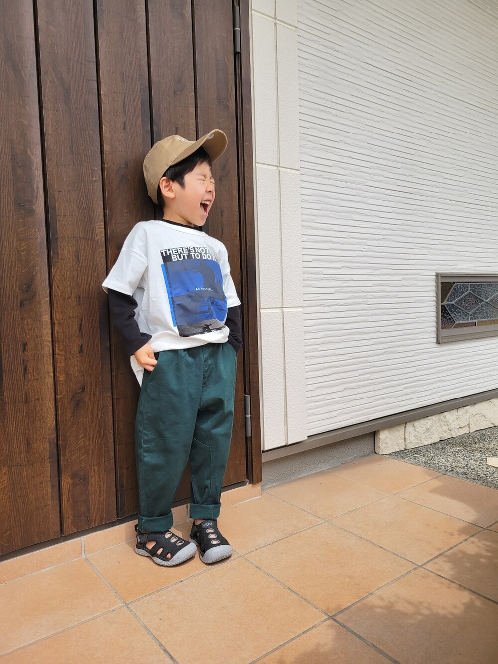 「休日スタイル、キッズコーデ、春夏コーデ、カラーパンツ、グリーン、白Tシャツ、サンダル、おしゃれさんと繋がりたい、ブランシェス、キッズファッション、グリーンコーデ、Tシャツコーデ、ニューエラ」｜「BRANSHESの【ガーデナーテーパード】カラーパンツ（その他パンツ、グリーン系）」を使った、aki_hiさん（キッズ・110cm）の春コーディネートの2枚目の写真