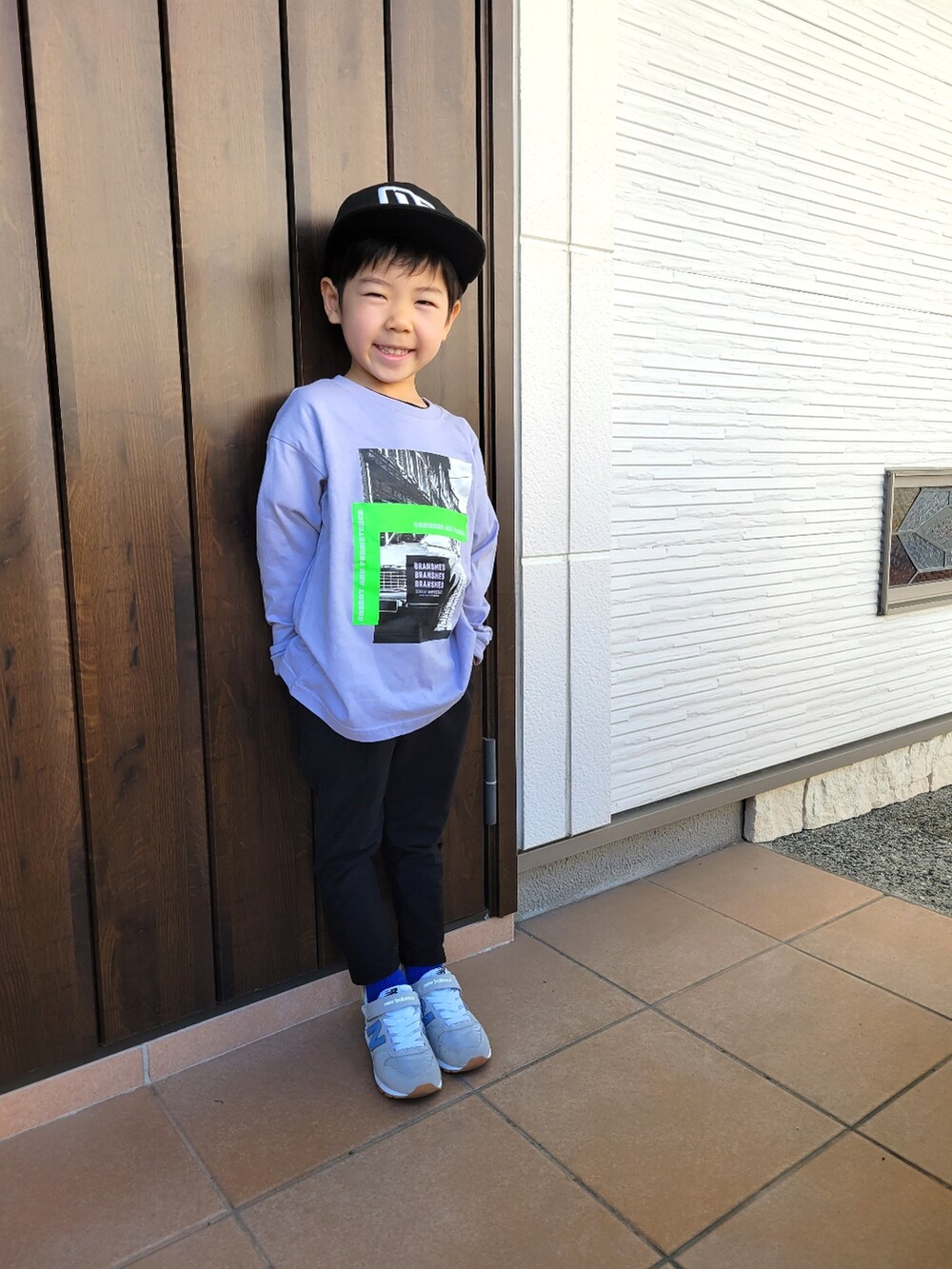 ブラック系のスウェットパンツ、グレー系のスニーカー、パープル系のTシャツ/カットソーを着用したキッズの春コーディネートの2枚目の写真