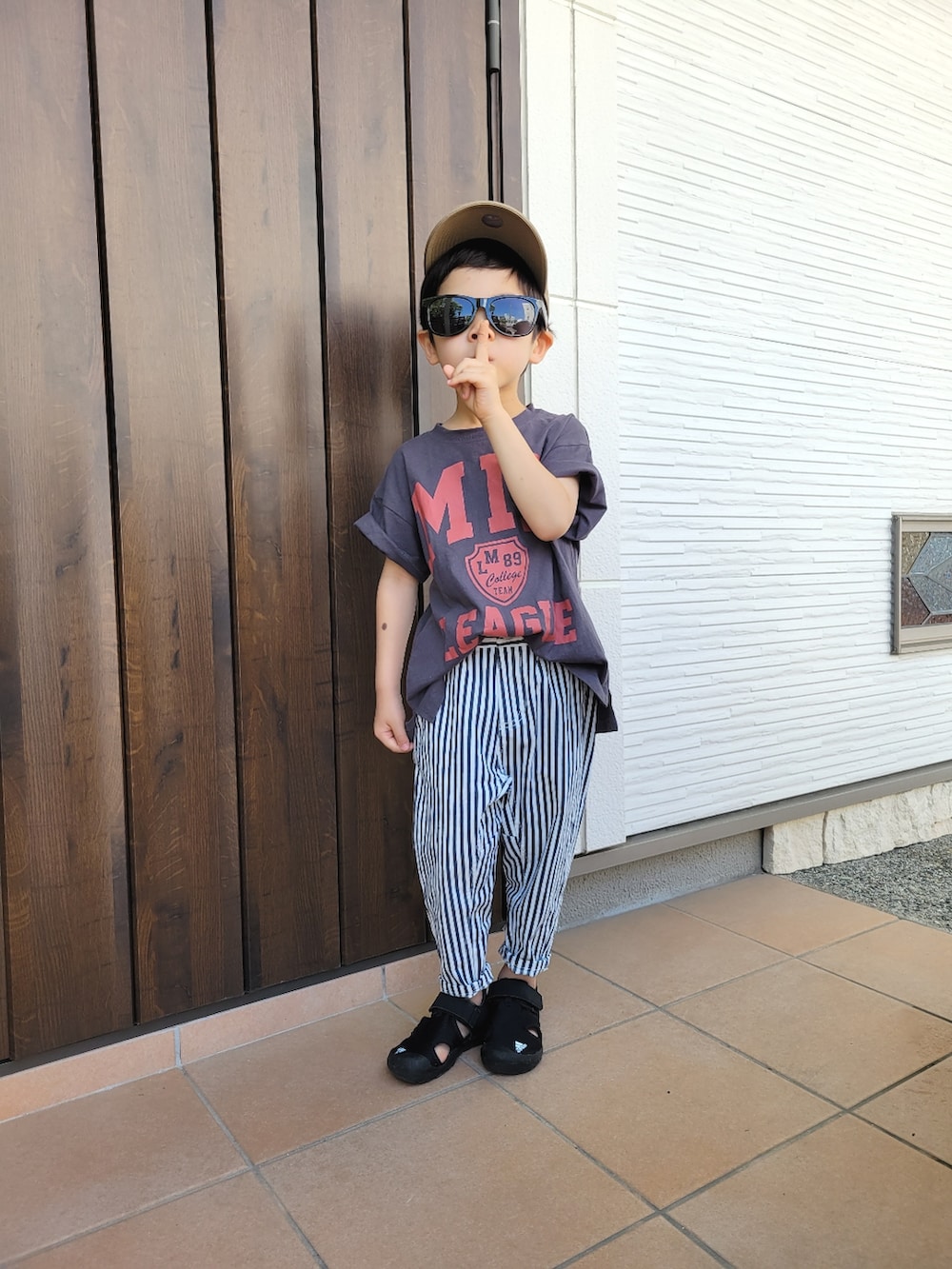 「休日スタイル、Tシャツ、サンダル、ストライプ、ブランシェス、アディダス、キャップ、キッズコーデ、ストライプパンツ」｜「adidasのサンダル [CAPTAIN TOEY K] アディダス（キッズ/子供用）（サンダル、ブラック系）」を使った、aki_hiさん（キッズ・110cm）の夏コーディネートの2枚目の写真