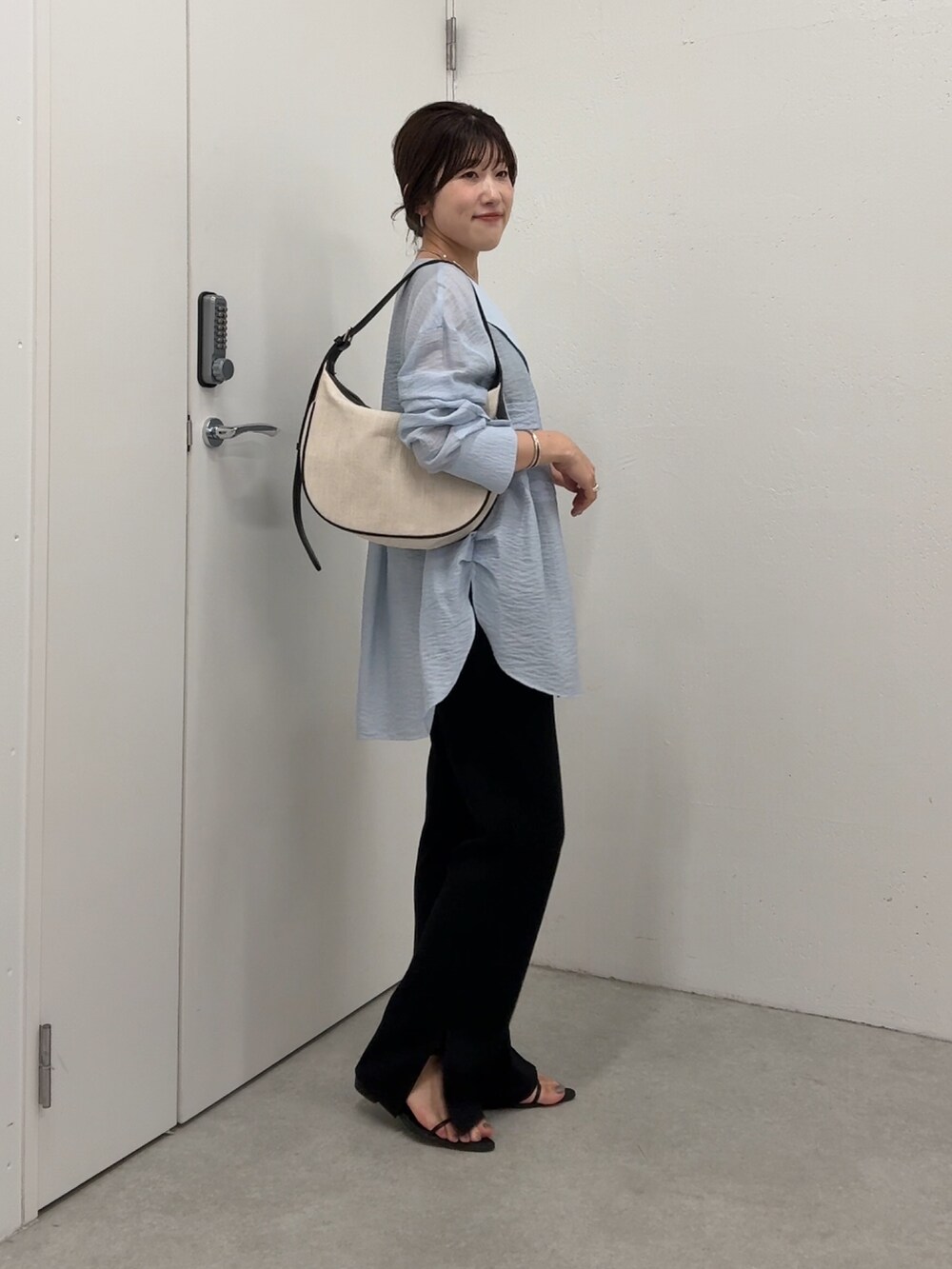 ブルー系のシャツ/ブラウス、ブラック系のその他パンツ、ゴールド系のネックレスを着用したレディースの夏コーディネートの2枚目の写真