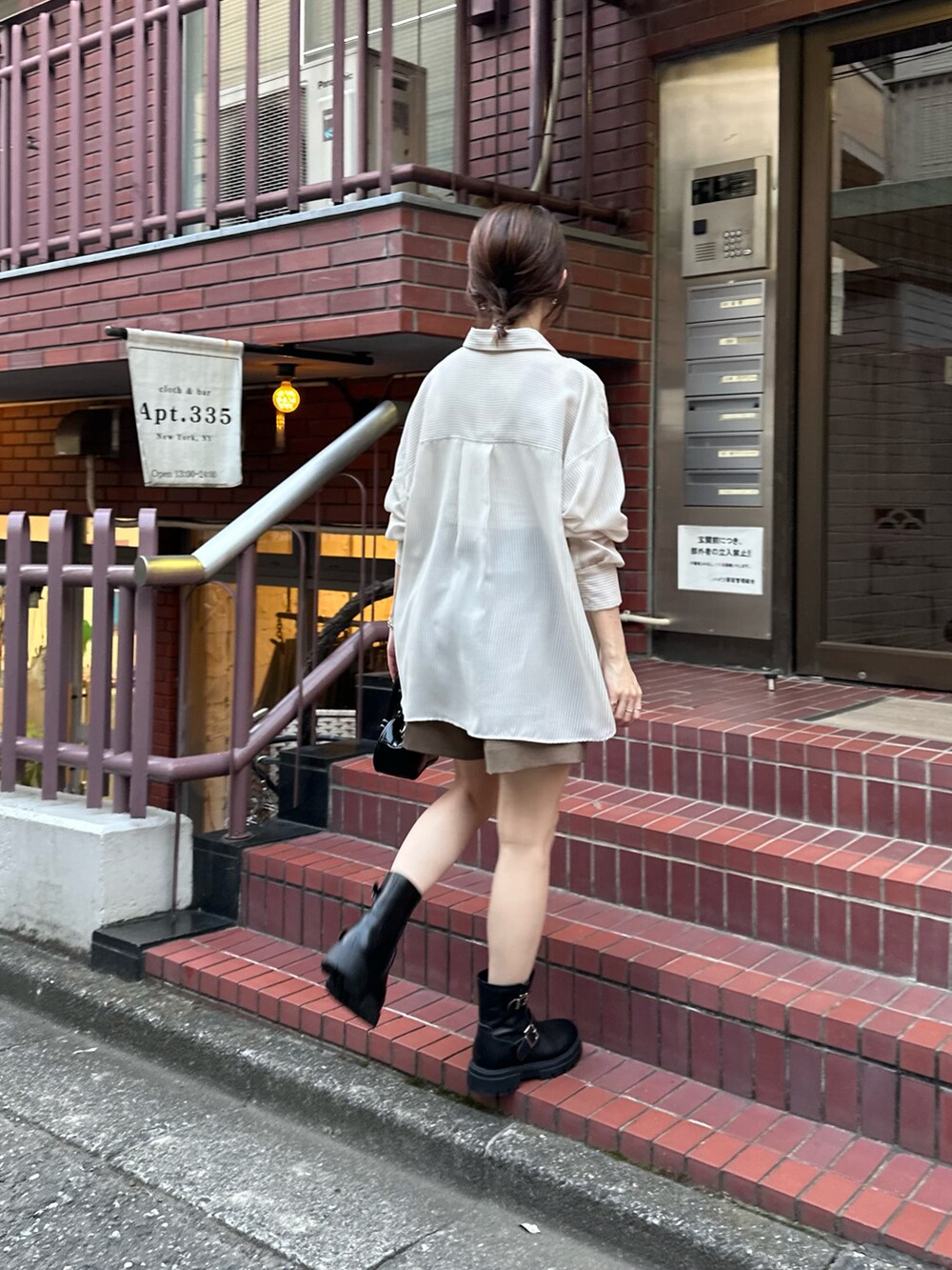 ベージュ系のシャツ/ブラウス、ブラック系のバッグ、ベージュ系のその他パンツを着用したレディースの夏コーディネートの2枚目の写真