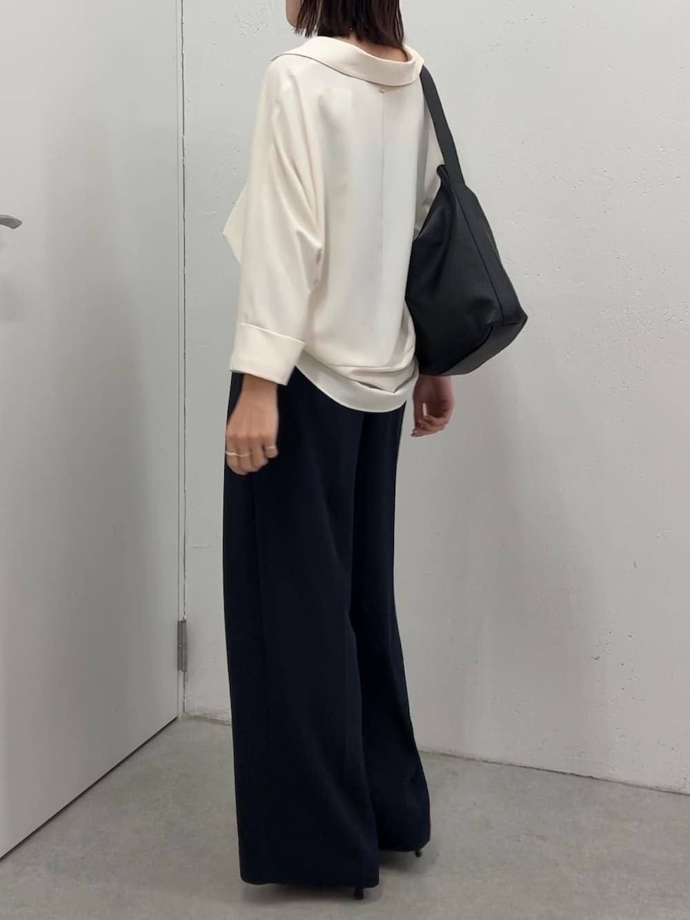 ホワイト系のシャツ/ブラウス、ブルー系のその他パンツ、ブラック系のショルダーバッグを着用したレディースの春コーディネートの3枚目の写真