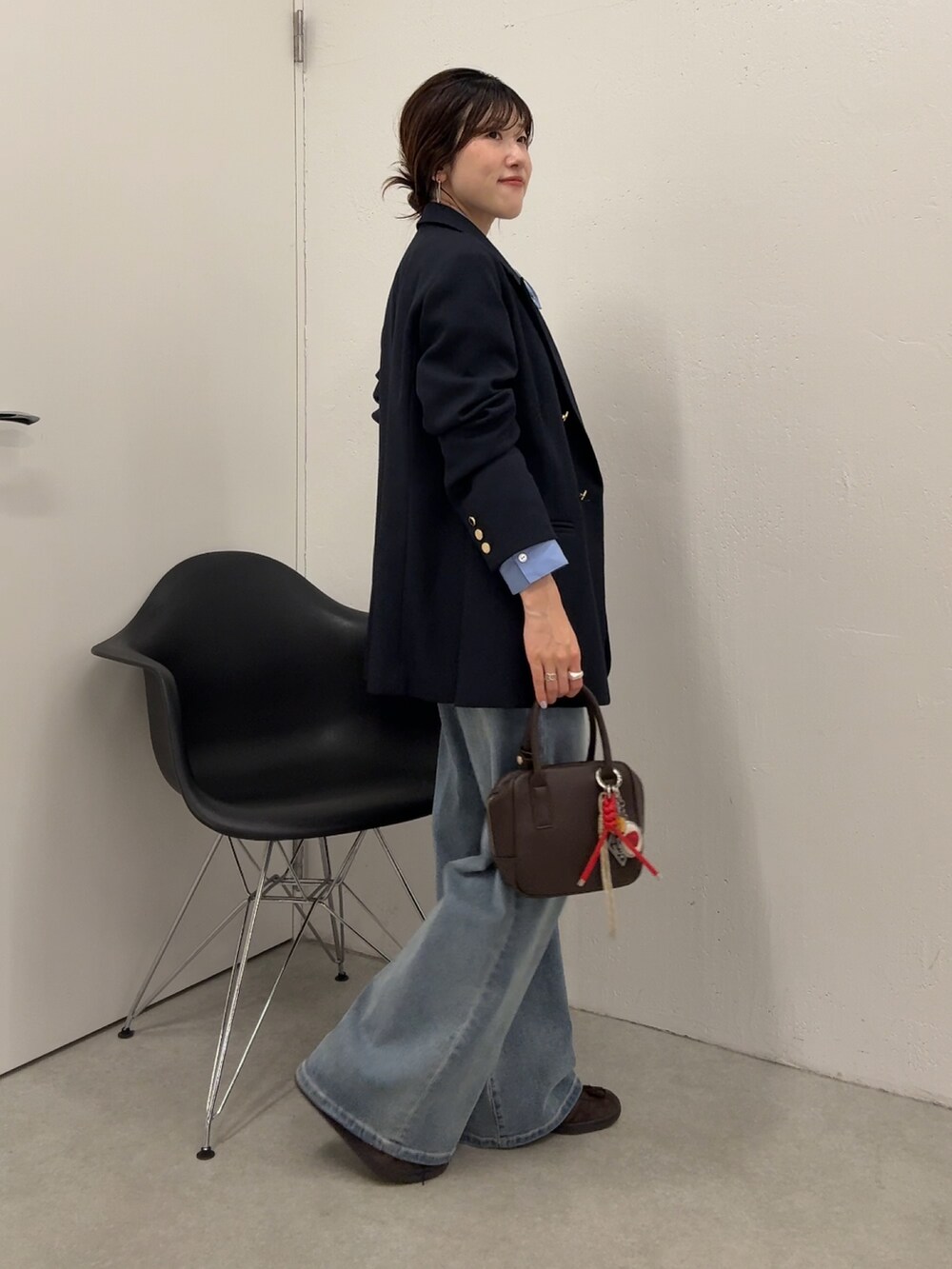 ブルー系のテーラードジャケット、ブルー系のシャツ/ブラウス、ブルー系のデニムパンツを着用したレディースの夏コーディネートの2枚目の写真