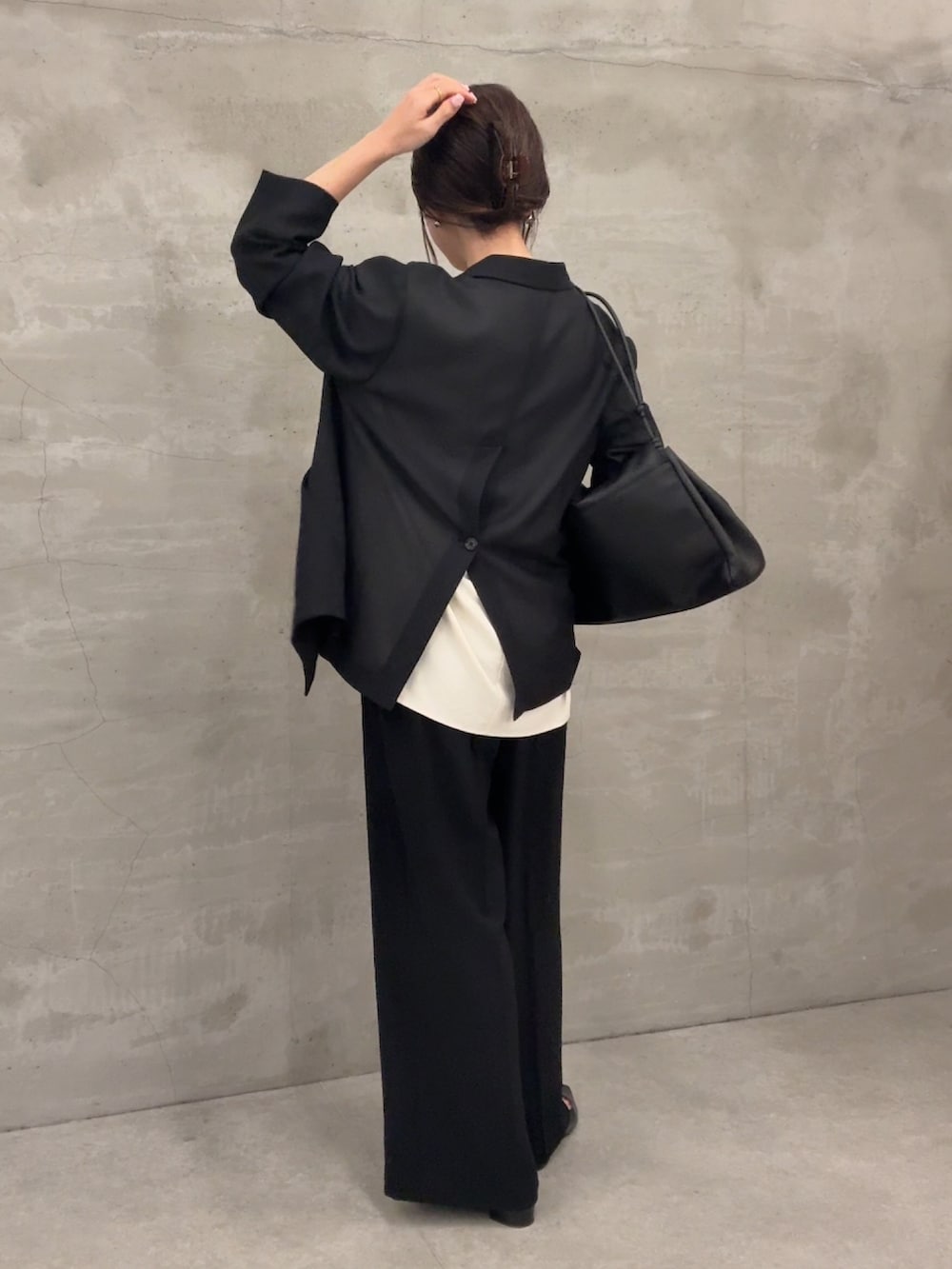 ブラック系のテーラードジャケット、ブラック系のその他パンツ、ホワイト系のシャツ/ブラウスを着用したレディースの春コーディネートの4枚目の写真