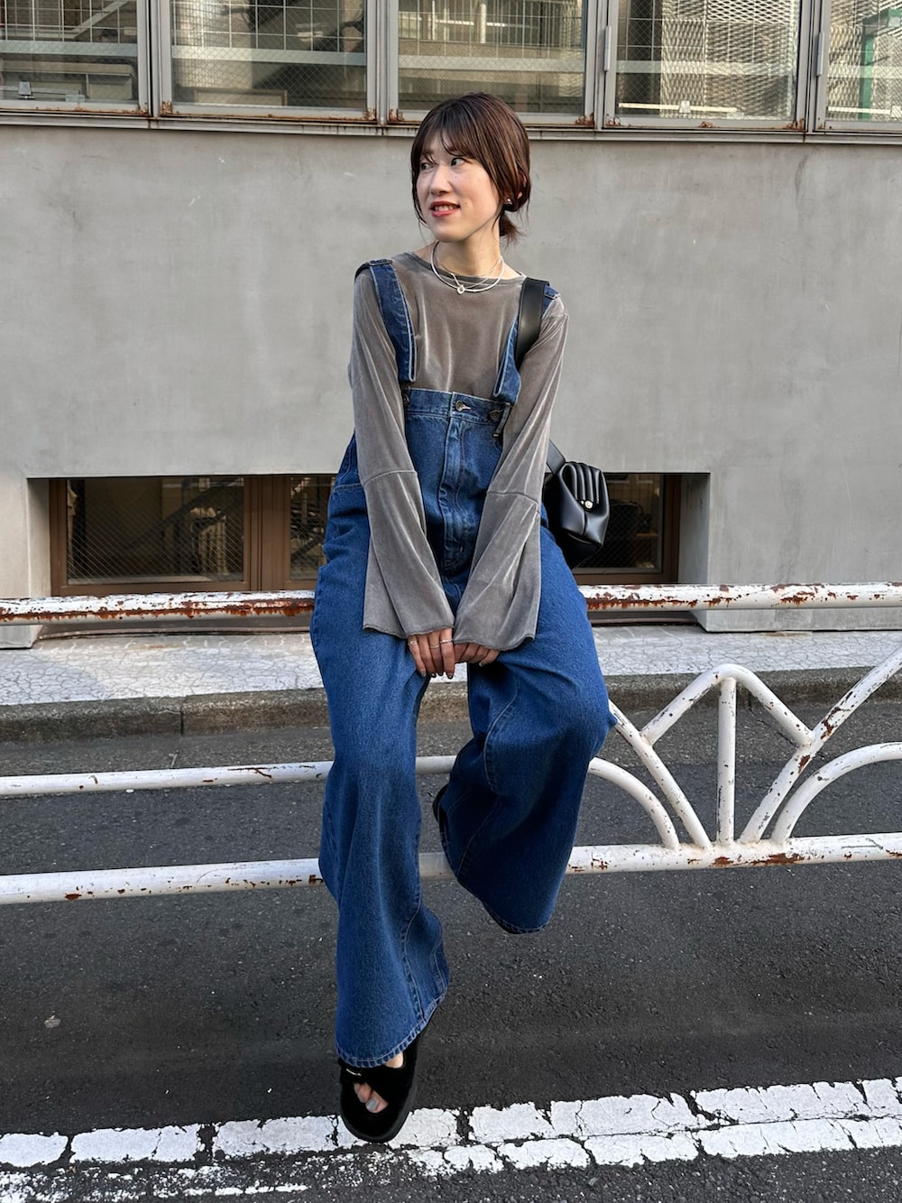 ブルー系のサロペット/オーバーオール、レッド系のTシャツ/カットソー、ゴールド系のチョーカーを着用したレディースの秋コーディネートの2枚目の写真