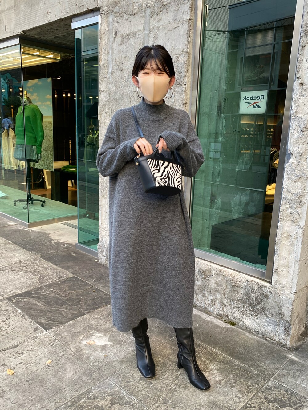 ブラック系のショルダーバッグ、グレー系のワンピースを着用したレディースの秋コーディネートの4枚目の写真