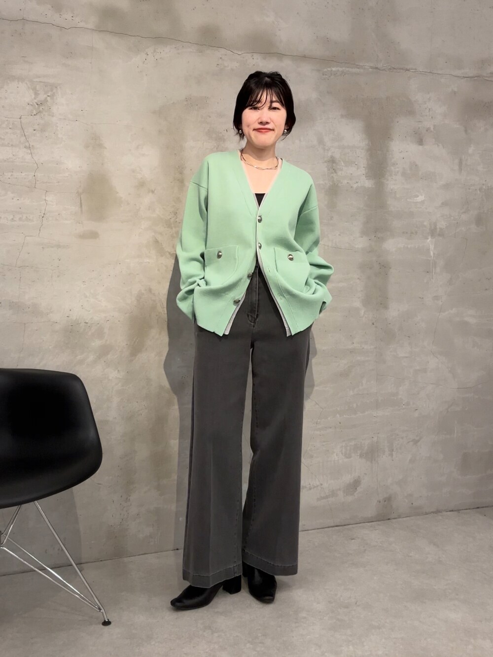 グレー系のその他アウター、ブラック系のバッグ、ブラック系のブーツを着用したレディースの秋コーディネートの2枚目の写真