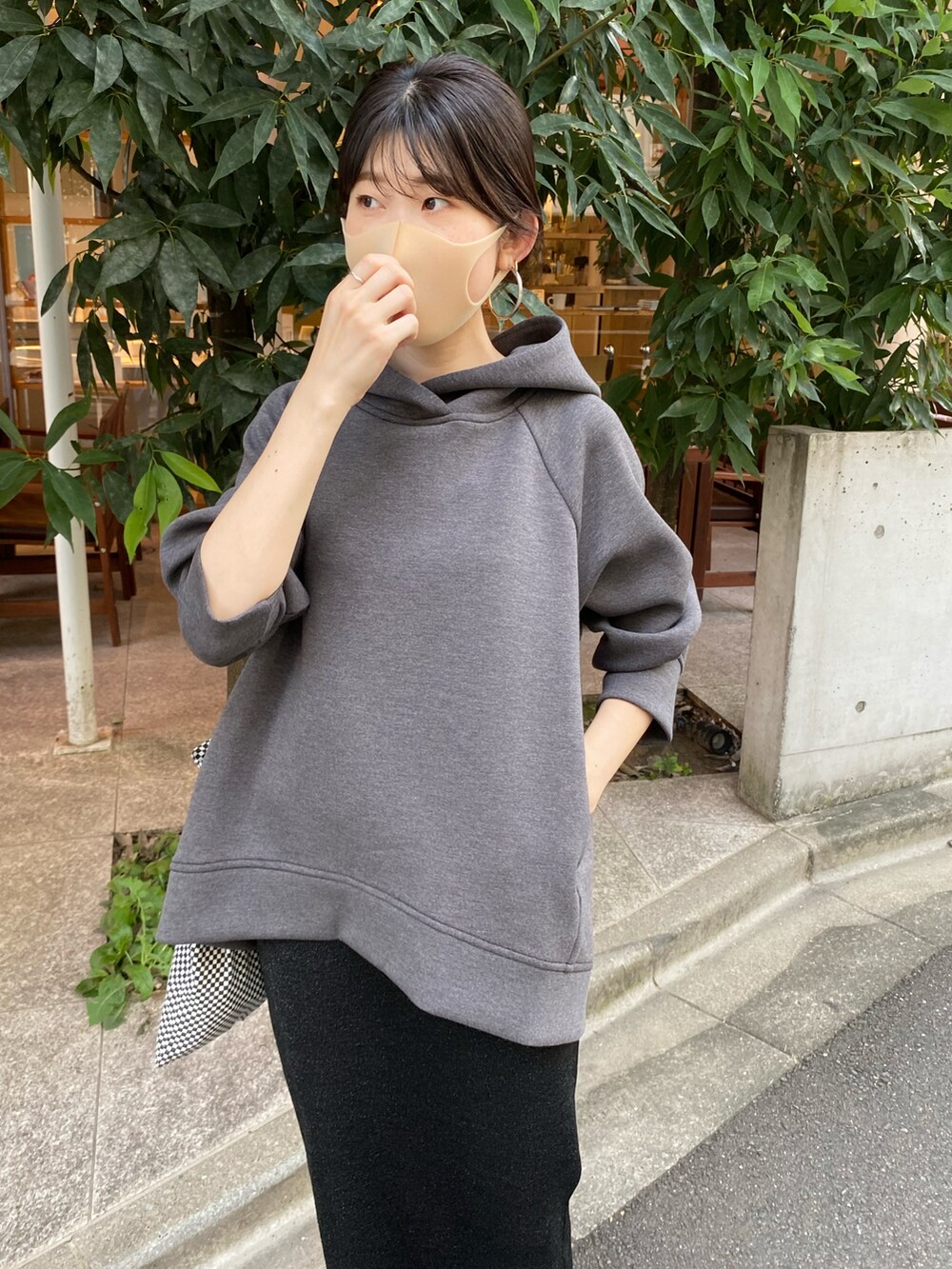 グレー系のパーカーを着用したレディースの秋コーディネートの4枚目の写真
