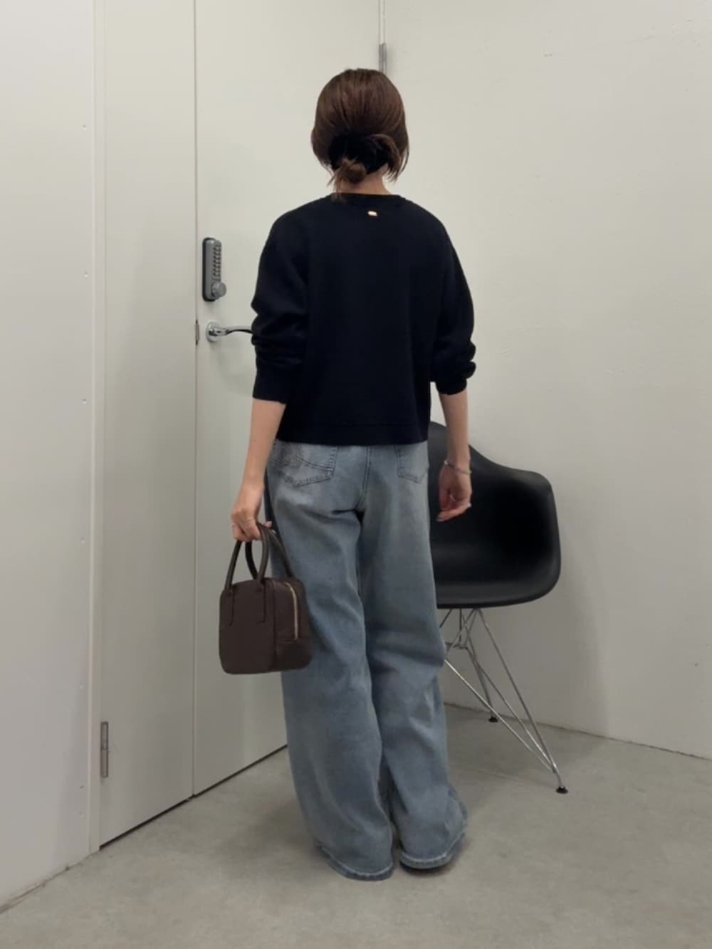 ブルー系のカーディガン/ボレロ、ブラウン系のショルダーバッグ、ブルー系のデニムパンツを着用したレディースの夏コーディネートの3枚目の写真