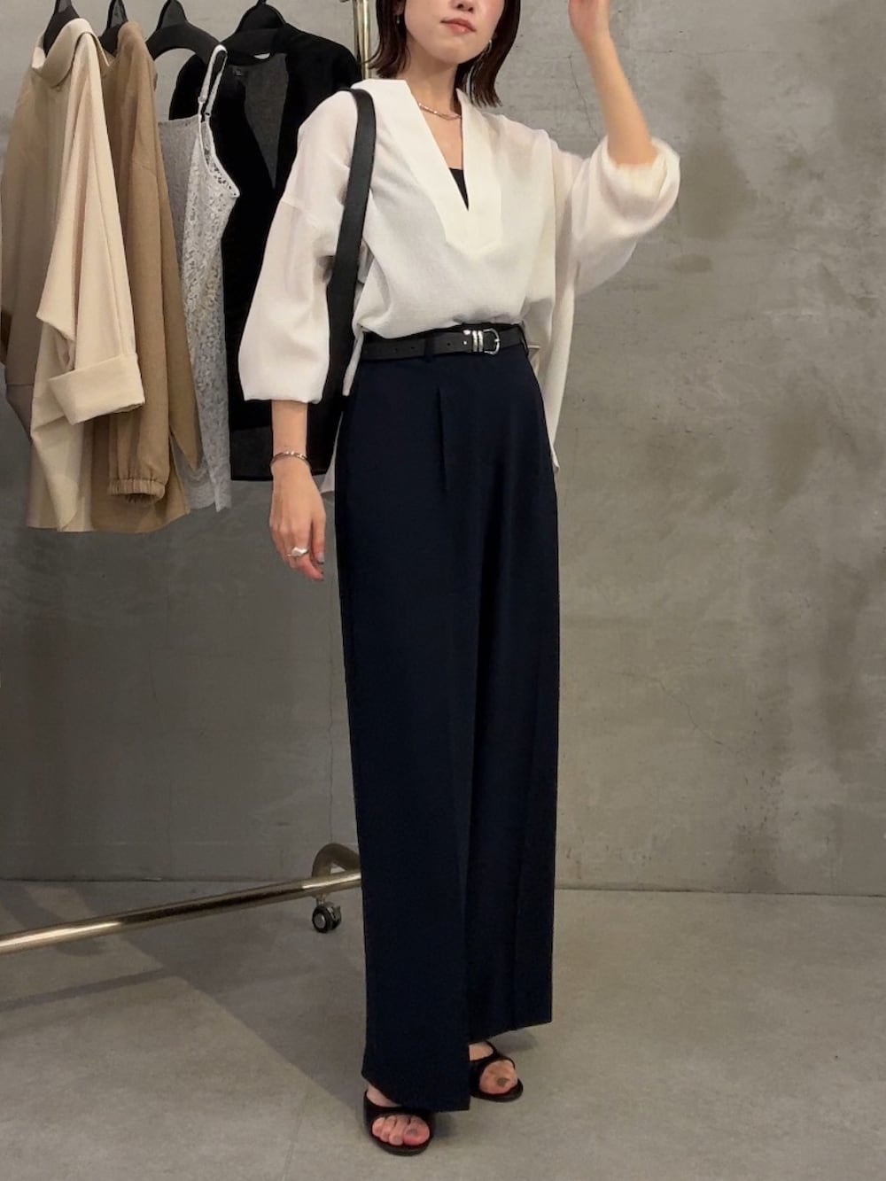 ホワイト系のシャツ/ブラウス、ブルー系のその他パンツ、ブラック系のショルダーバッグを着用したレディースの春コーディネートの4枚目の写真