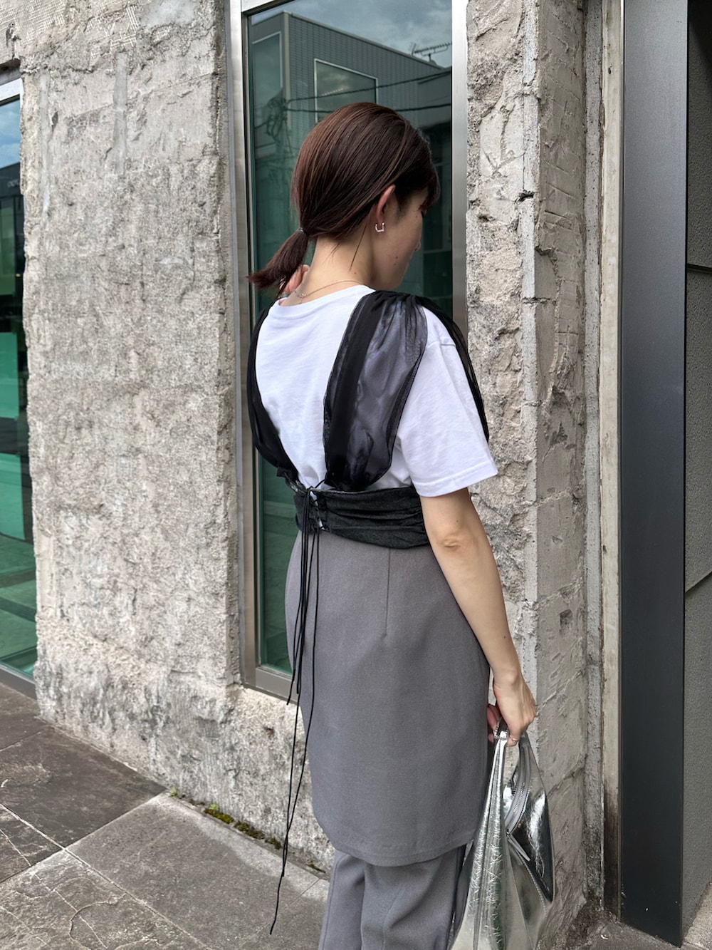 グレー系のスカート、グレー系のパンツ、ブラック系のベストを着用したレディースの夏コーディネートの4枚目の写真