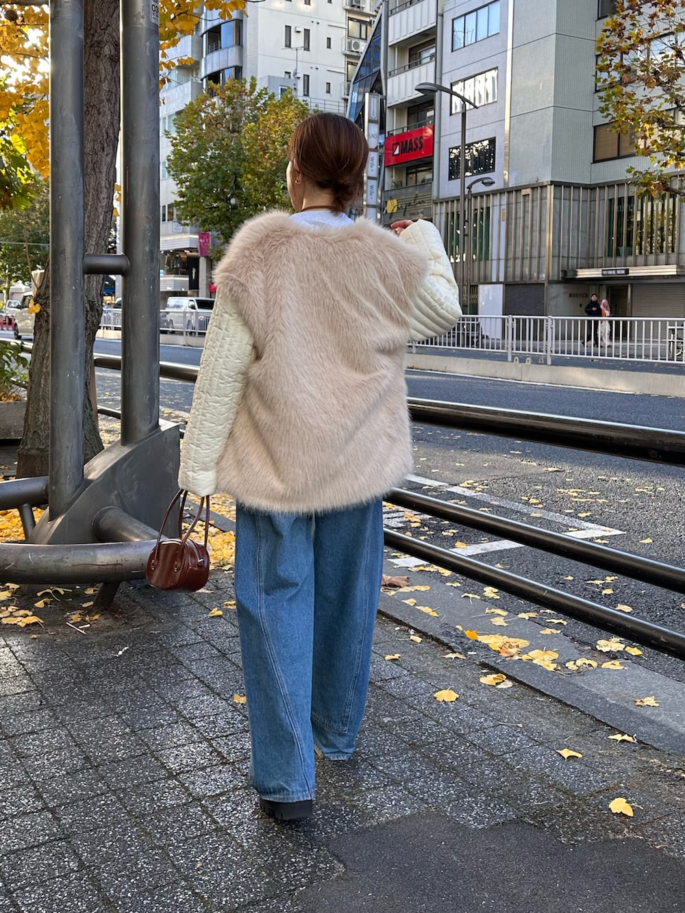 ブラウン系のハンドバッグ、ホワイト系のダウンジャケット/コート、グレー系のスウェットを着用したレディースの冬コーディネートの3枚目の写真