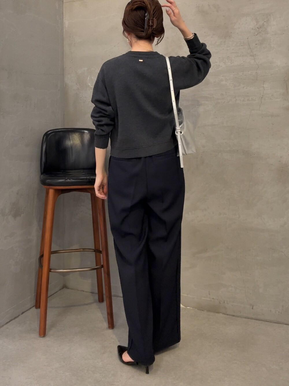 グレー系のカーディガン/ボレロ、ブルー系のスラックス、シルバー系のショルダーバッグを着用したレディースの夏コーディネートの3枚目の写真