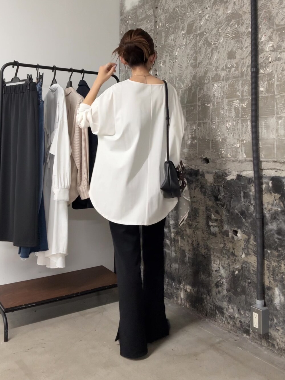 ホワイト系のTシャツ/カットソー、ブラック系のその他パンツ、ブラック系のショルダーバッグを着用したレディースの夏コーディネートの3枚目の写真