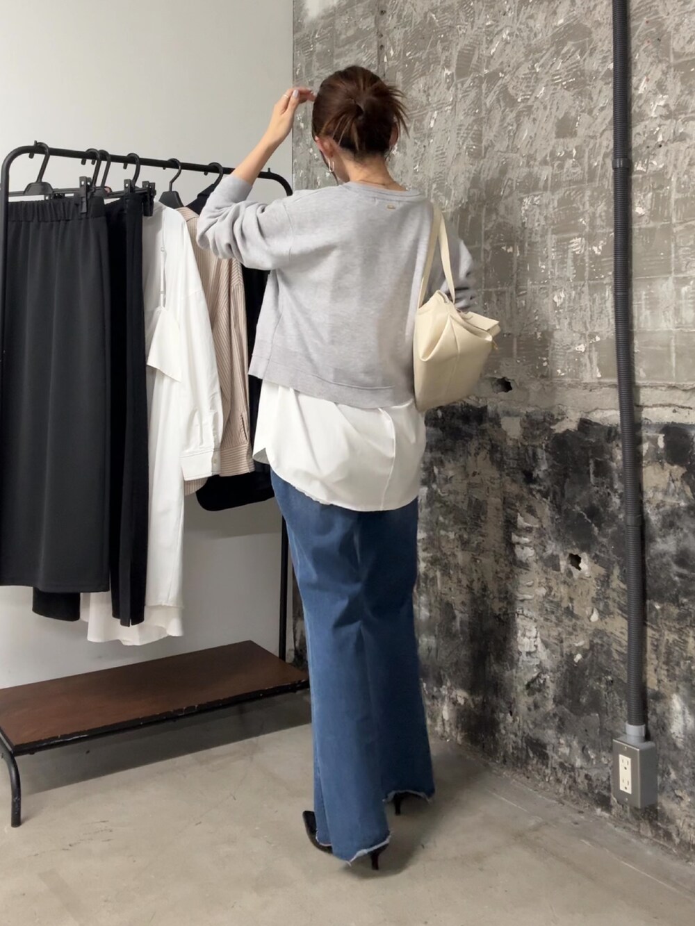 ホワイト系のTシャツ/カットソー、グレー系のカーディガン/ボレロ、ブルー系のデニムパンツを着用したレディースの夏コーディネートの2枚目の写真