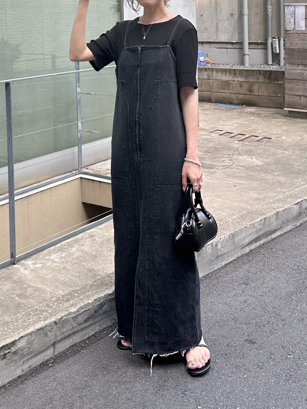 ブルー系のワンピース、ブラック系のTシャツ/カットソー、ブラック系のバッグを着用したレディースの夏コーディネートの3枚目の写真